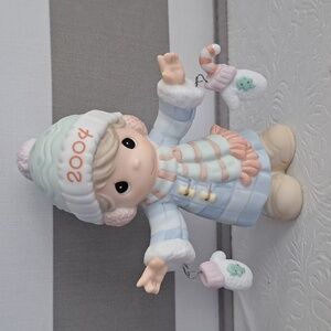Precious Moments Figurine: 117785 Smitten with the Christmas Spirit